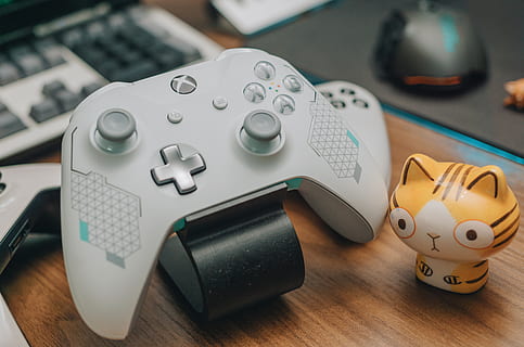 wit, xbox controller, bruin, houten, oppervlakte, detailopname, controle, controleur, ontwerp, apparaat, elektronica, uitrusting, spel, spelbesturing, binnenshuis, toetsenbord, modern, muis, spelen, tafel, technologie, speelgoed-, console voor videogames, draadloze, xbox, stilleven, geen mensen, verbinding, communicatie, hoge hoekmening, focus op de voorgrond, computer, computerapparatuur, aantal, ontspanning, vertegenwoordiging, kunst cultuur en entertainment, vrijetijdsspellen, afstandsbediening, hout - materiaal, 5K, CC0, publiek domein, royaltyvrij