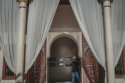 uomo, in piedi, dentro, costruzione, persona, umano, persone, marocchino, Marrakesh, colonna, architettura, pilastro, corridoio, in casa, Home decor, tenda, grigio, baldacchino, camera, interior design, capi di abbigliamento, denim, pantaloni, struttura costruita, arco, una persona, persone reali, colonna architettonica, stili di vita, attività di svago, retrovisore, giorno, il passato, donne, storia, uomini, colonnato, 5K, CC0, dominio pubblico, privo di copyright