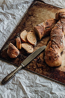 rostfrei, Stahlbrot, scheiben, Hacken, Tafel, gebacken, Bäckerei, Backen, Brot, verbrannt, köstlich, Lebensmittel, Food-Fotografie, hausgemacht, Laib, Mahlzeit, Gebäck, Scheibe, lecker, Tablett, Weizen, Essen und Trinken, Frische, drinnen, keine Leute, Stillleben, Nahansicht, High Angle View, Wohlbefinden, gesundes Essen, fertig für den Verzehr, Messer, Metall, Küchenmesser, Haushaltsausstattung, Tabelle, Fleisch, Essgeschirr, Tischmesser, Backblech, französisches Essen, 5K, CC0, gemeinfrei, lizenzfrei