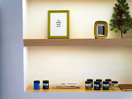 Bilderrahmen in verschiedenen Farben, Regal, Möbel, Bücherregal, Baum, Pflanze, Wand, Speisekammer, Ecke, Kabinett, Klammer, Innenarchitektur, drinnen, Flasche, Text, Hausapotheke, Tintenflasche, Sperrholz, Holz, Anrichte, Türkis, Wandbau - Funktion, keine Leute, Holz - Material, die Architektur, Abwesenheit, Rahmen, leeren, Bilderrahmen, Tabelle, Wohnraum, gebaute Struktur, Wohngebäude, Sitz, Design, Gebäude, kopieren sie platz, Bildung, sauber, 4K, CC0, gemeinfrei, lizenzfrei