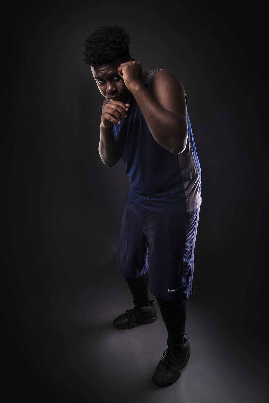 home, boxa, pose, atleta, exercici, esport extrem, Arts marcials, persona, retrat, longitud completa, tir de l'estudi, una persona, adult jove, a l'interior, esport, fons negre, home jove, homes, adult, de peu, esportista, fosc, agressió, mirant la càmera, 5K