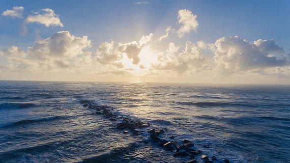 sole, nuvole, Alba, i raggi del sole, oceano, luminosa, blu, nuvoloso, rocce, acqua, terra, spiaggia, VSCO, lightroom, fuco, fotografia drone, cielo, mare, orizzonte, orizzonte sull'acqua, nuvola - cielo, scenics - natura, bellezza nella natura, la tranquillità, scena tranquilla, idilliaco, nessuno, natura, tramonto, luce del sole, paesaggio marino, scena non urbana, lungomare, movimento, 4K, CC0, dominio pubblico, privo di copyright