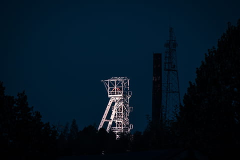 Headframe, mineria, torre, indústria, tecnologia, factura, llocs d'interès, xemeneia, freiberg, mina d’argent, rica meva, plata, històricament, referència, vell, nit, fosc, famós, tarda, estructura construïda, arbre, arquitectura, cel, naturalesa, vista d’angle baix, planta, il·luminat, cap gent, Parc d'atraccions, blau, exterior de l'edifici, passeig pel parc d’atraccions, roda de ferris, còpia espai, a l'aire lliure, edifici, cultura i entreteniment artístic, 5K, CC0, domini públic, lliure de regalies