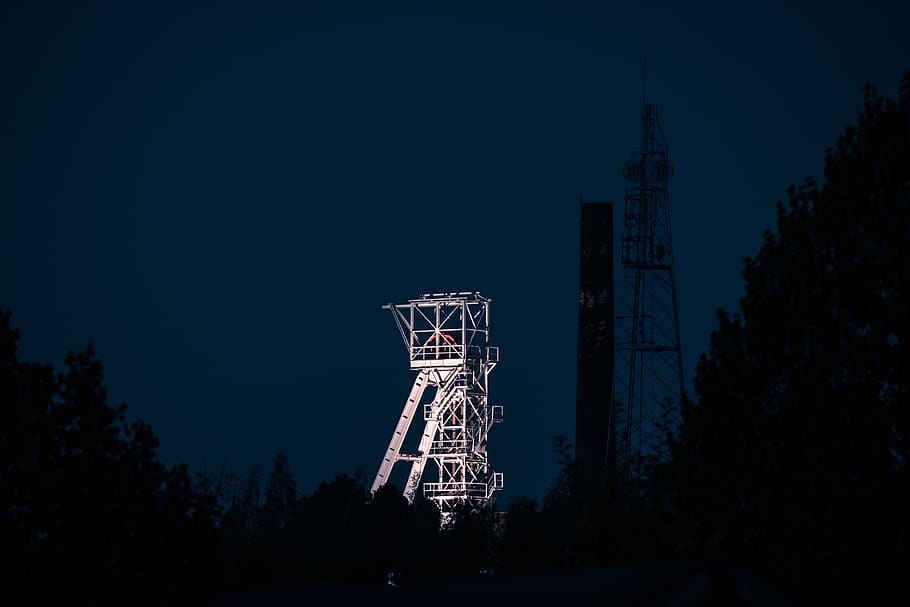 Headframe, mineria, torre, indústria, tecnologia, factura, llocs d'interès, xemeneia, freiberg, mina d’argent, rica meva, plata, històricament, referència, vell, nit, fosc, famós, tarda, estructura construïda, arbre, arquitectura, cel, naturalesa, vista d’angle baix, planta, il·luminat, cap gent, Parc d'atraccions, blau, exterior de l'edifici, passeig pel parc d’atraccions, roda de ferris, còpia espai, a l'aire lliure, edifici, cultura i entreteniment artístic, 5K