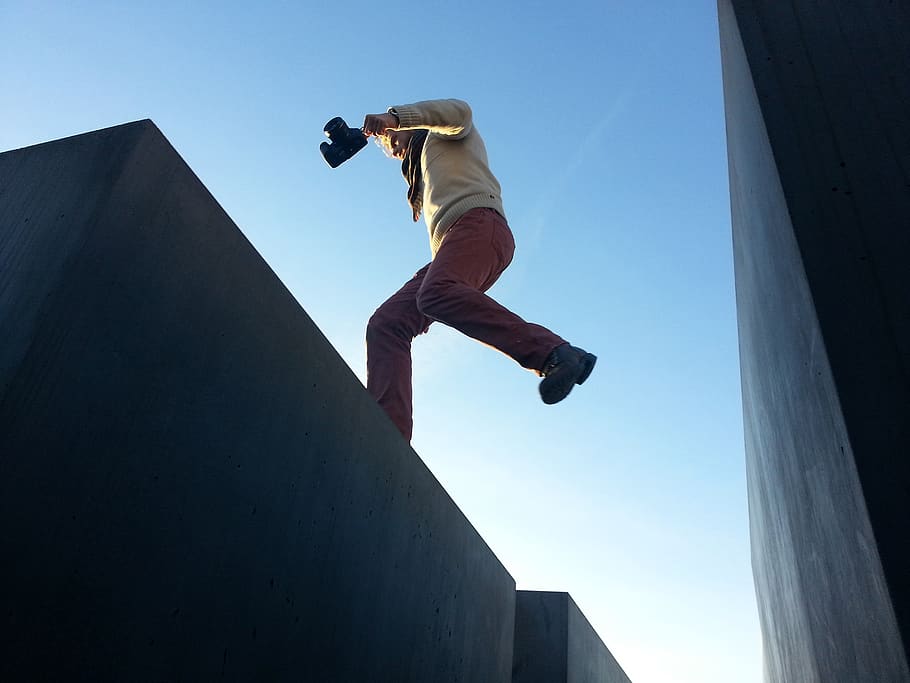 l'uomo salta, grigio, superficie, persona, umano, persone, divario, salto, saltare, telecamera, prospettiva, tetto, fotografo, azione, uomo, donna, cielo, costruzione, blu, una persona, attività di svago, persone reali, stili di vita, Inquadratura dal basso, uomini, lunghezza intera, sport, giorno, abilità, acrobazia, abbigliamento casual, Parco per skateboard, mezz'aria, skateboard, natura, movimento, all'aperto, 2K