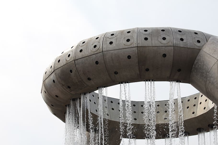 grå brusebad vartegn, arkitektur, bygget struktur, lav vinkel visning, himmel, dag, ingen mennesker, natur, bygning udvendig, udendørs, metal, tårn, rejse, historie, turisme, vindue, skyfri himmel, vand, tæt på, rejsemål, luksus, 5K