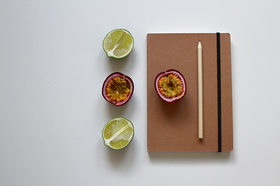 diari, eliminar, saludable, dieta, nutrició, fruita, salut, notes, nota, escriptori, fruita de la passió, Lima, deliciós, vegetarià, llapis, menjar, fresc, alimentació, menjar i beguda, cítrics, alimentació saludable, llimona, frescor, tall, cap gent, a l'interior, vista d’angle alt, benestar, tir de l'estudi, directament a sobre, placa, llest per menjar, natura morta, secció transversal, taula, temptació, safata, 5K