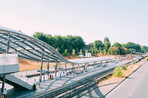 alberi verdi, costruzione, architettura, amsterdam, strada, finestra, lucernario, Olanda, modo, persona, viaggio, trasporto, piattaforma, curva, traccia, design moderno, macchina, rampa, natura, scenario, albero, pianta, cielo, giorno, acqua, mezzi di trasporto, struttura costruita, persone accessorie, modo di trasporto, ringhiera, all'aperto, cielo sereno, connessione, vetro - materiale, vista dall'alto, luce del sole, 5K, CC0, dominio pubblico, privo di copyright