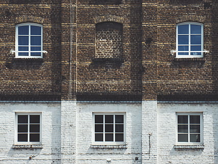 architektura, budynek, infrastruktura, Ściana, okno, fasada, na zewnątrz budynku, zbudowana struktura, żadnych ludzi, dzień, niski kąt widzenia, na dworze, cegła, dzielnica mieszkaniowa, ceglana ściana, szkło - materiał, stary, pełna ramka, funkcja budowy ścian, tła, odbicie, rama okienna, 5K, CC0, domena publiczna, darmowe zdjęcia
