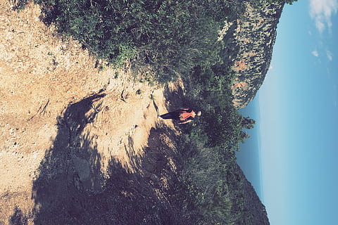 cala, kobyla, rostlina, voda, krása v přírodě, hora, strom, Příroda, skutečných lidí, Skála, den, scenics - příroda, rock - objekt, pevný, životního stylu, klid, jedna osoba, mimoměstské scény, moře, klidné scény, dobrodružství, venku, 4K, CC0, veřejná doména, bez autorských práv