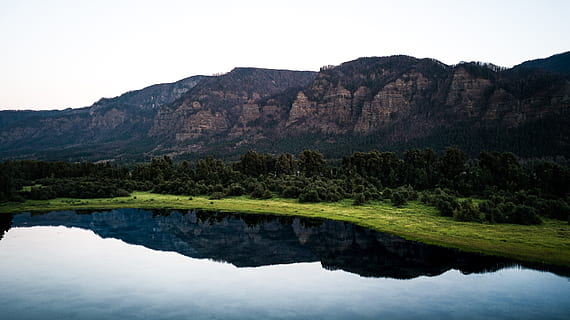 paisaje de montaña, Estados Unidos, parque estatal beacon rock, al aire libre, agua, lago, naturaleza, cordillera, pico, montaña, paisaje, desierto, planta, flora, hierba, paisajes - naturaleza, reflexión, tranquilidad, escena tranquila, belleza en la naturaleza, cielo, nadie, escena no urbana, frente al mar, día, idílico, ambiente, rock, formación, 4K, CC0, dominio público, libre de derechos