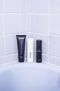 drei, sortiert, Badezusätze, Fliese, Bodenbelag, drinnen, Badezimmer, häusliches Badezimmer, Hygiene, keine Leute, Stillleben, Zuhause, weiße Farbe, Wohnraum, Fliesenboden, schwarze Farbe, Nahansicht, Seite an Seite, Keramik, Schönheit, Muster, zwei Objekte, Wandbau - Funktion, 4K, CC0, gemeinfrei, lizenzfrei