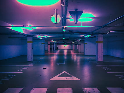 area parkir kosong, tempat parkir, parkir, kroasia, zagreb, klub malam, klub, dunia malam, tempat parkir mobil, cyberpunk, tanda, futuristik, scifi, 1980-an, vaperwave, kosong, urban, kota, perspektif, neon, cahaya, diterangi, Arsitektur, peralatan penerangan, angkutan, kolom arsitektur, struktur yang dibangun, tidak ada orang, arah, dalam ruangan, simbol panah, malam, kereta bawah tanah, simbol, jalan lurus, mobil, kendaraan umum, bimbingan, plafon, garasi parkir, underpass, 4K, CC0, domain publik, bebas royalti