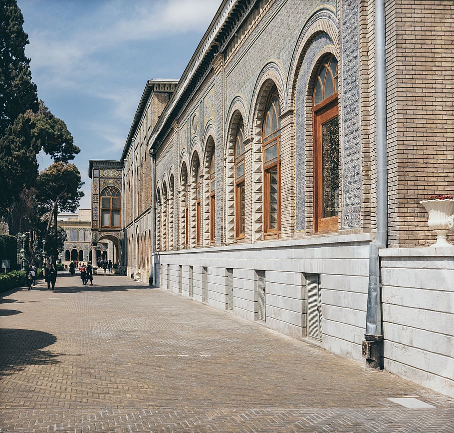 edificio in cemento, umano, persona, pietra da lastrico, sentiero, passerella, corridoio, costruzione, architettura, marciapiede, finestra, città universitaria, pavimentazione, ringhiera, Home decor, guglia, campanile, Torre, pavimento, asfalto, struttura costruita, esterno dell'edificio, città, strada, cielo, arco, persone accessorie, giorno, natura, la strada davanti, direzione, il passato, storia, all'aperto, nuvola - cielo, persone, 4K