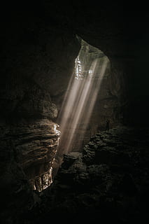 brun grotte, ray, bjælke, lys, hule, hul, pige, person, tager foto, sollys, bryde igennem, natur, klippe, udforske, udendørs, vild, ødemark, sol, minedrift, rock-objekt, mørk, underjordisk, geologi, bjerg, mine, ingen mennesker, landskab, nat, scenics, udforskning, sort farve, tunnel, 5K, CC0, offentligt domæne, royaltyfrie