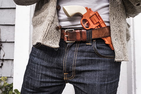 singolare, abbigliamento casual, una persona, Sezione centrale, persone reali, in piedi, giorno, tasca, jeans, stili di vita, vista frontale, capi di abbigliamento, uomini, denim, detenzione, concentrarsi sulle conoscenze acquisite, all'aperto, attività di svago, persona irriconoscibile, adulto, vestiti caldi, pelle, 5K, CC0, dominio pubblico, privo di copyright