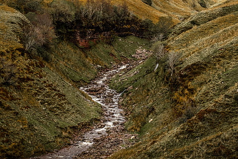 rio que flui, natureza, ao ar livre, montanha, agua, chão, ardósia, platô, angra, corrente, estrada, vale, penhasco, holandês, estrada de terra, cascalho, inclinação, campo, região selvagem, rio, terra, plantar, ninguém, beleza na natureza, tranquilidade, cena tranquila, dia, crescimento, scenics - natureza, árvore, cena não urbana, meio Ambiente, panorama, trilha, idílico, visão de alto ângulo, controlo remoto, córrego - água corrente, água corrente, 5K, CC0, domínio público, royalty free