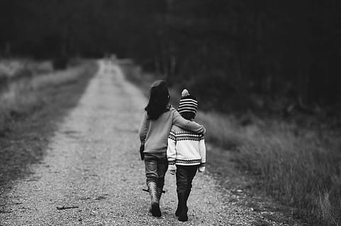 gå, sti, vej, bror, søster, børn, to personer, samvær, kærlighed, bagfra, fuld længde, positive følelser, emotion, bonding, afslappet tøj, familie, fritidsaktivitet, natur, mennesker, livsstil, Kvinder, rigtige mennesker, herrer, plante, vejen frem, par - forhold, udendørs, søn, 4K, CC0, offentligt domæne, royaltyfrie