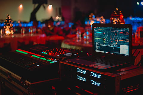 sort, bærbar, ved siden af, lyd, mixer, sæt, sløring, elektronik, aften, belyst, indendørs, lys, lyd mixer, teknologi, meddelelse, kunstkultur og underholdning, fokus på forgrunden, tilfældige mennesker, kasino, gambling, computer, gruppe af mennesker, bord, nat, forbindelse, musik, trådløs teknologi, tæt på, tekst, udstyr, natteliv, 5K, CC0, offentligt domæne, royaltyfrie