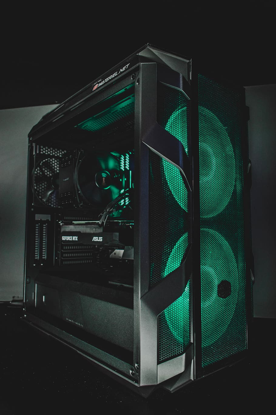 nero, torre del computer, tavolo, tecnologia, colore verde, in casa, nessuno, illuminato, connessione, avvicinamento, notte, comunicazione, attrezzatura, cultura artistica e intrattenimento, computer, natura morta, sicurezza, musica, luce, Internet, equipaggiamento audio, scienza, video, processore, 5K