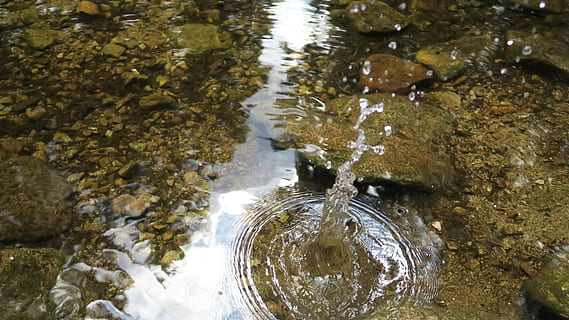 druppels, stroom, Reuzengebergte, water, hoge hoekmening, natuur, waterkant, geen mensen, dag, rots, reflectie, solide, meer, rock - object, buitenshuis, beweging, downloaden, nat, golfde, Ondiep, vloeiende, stromend water, puurheid, 5K, CC0, publiek domein, royaltyvrij