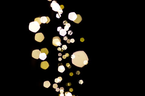 bokeh, luce, sfondo, astratto, luci, sfocatura, brillante, atmosfera, punti, scintillare, illuminato, notte, attrezzatura per l'illuminazione, raggiante, nessuno, sfondo nero, copia spazio, defocused, girato in studio, luce - fenomeno naturale, elettricità, modello, luce elettrica, celebrazione, decorazione, avvicinamento, in casa, buio, forma, 5K, CC0, dominio pubblico, privo di copyright