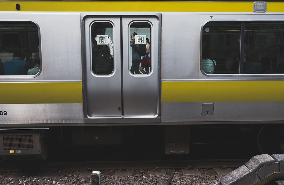 tokyo, japan, tog, pendler, mennesker, transportform, jernbanetransport, transportmidler, tog - køretøj, offentlig transport, jernbanestation, vindue, jernbanestation platform, spore, rejse, jernbanespor, passagertog, land køretøj, ingen mennesker, metrostationen, dag, udendørs, gul, glas - materiale, station, jernbanevogn, 5K