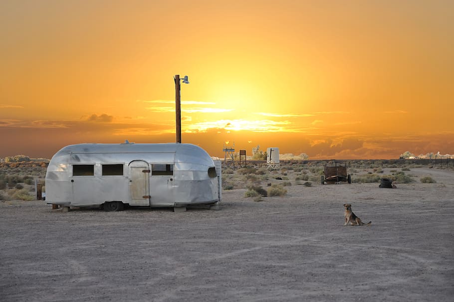 posta de sol, costat, caravana, cel, color taronja, transport, manera de transport, naturalesa, carretera, arquitectura, viatjar, vehicle terrestre, cap gent, estructura construïda, a l'aire lliure, bellesa a la natura, escenics - natura, temperatura de fred, exterior de l'edifici, neu, núvol - cel, automòbil, 4K