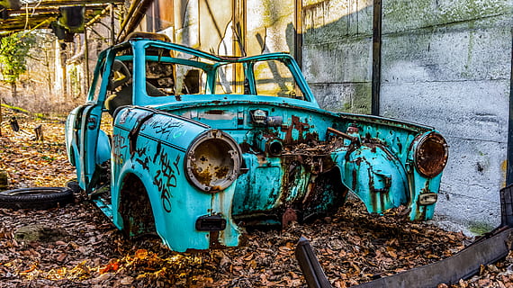 rusten, gammel, stål, rust, auto, forladt, skrot, slukket, bil vraget, vrag, gået i stykker, gammel bil, Trabi, forældet, beskadiget, transportform, transportmidler, bil, kørt ned, land køretøj, dag, motor køretøj, nedgang, forvitret, dårlig stand, forringelse, metal, blå, ingen mennesker, retro stylet, udendørs, ødelagt, Junkyard, turkisfarvet, garage, 5K, CC0, offentligt domæne, royaltyfrie