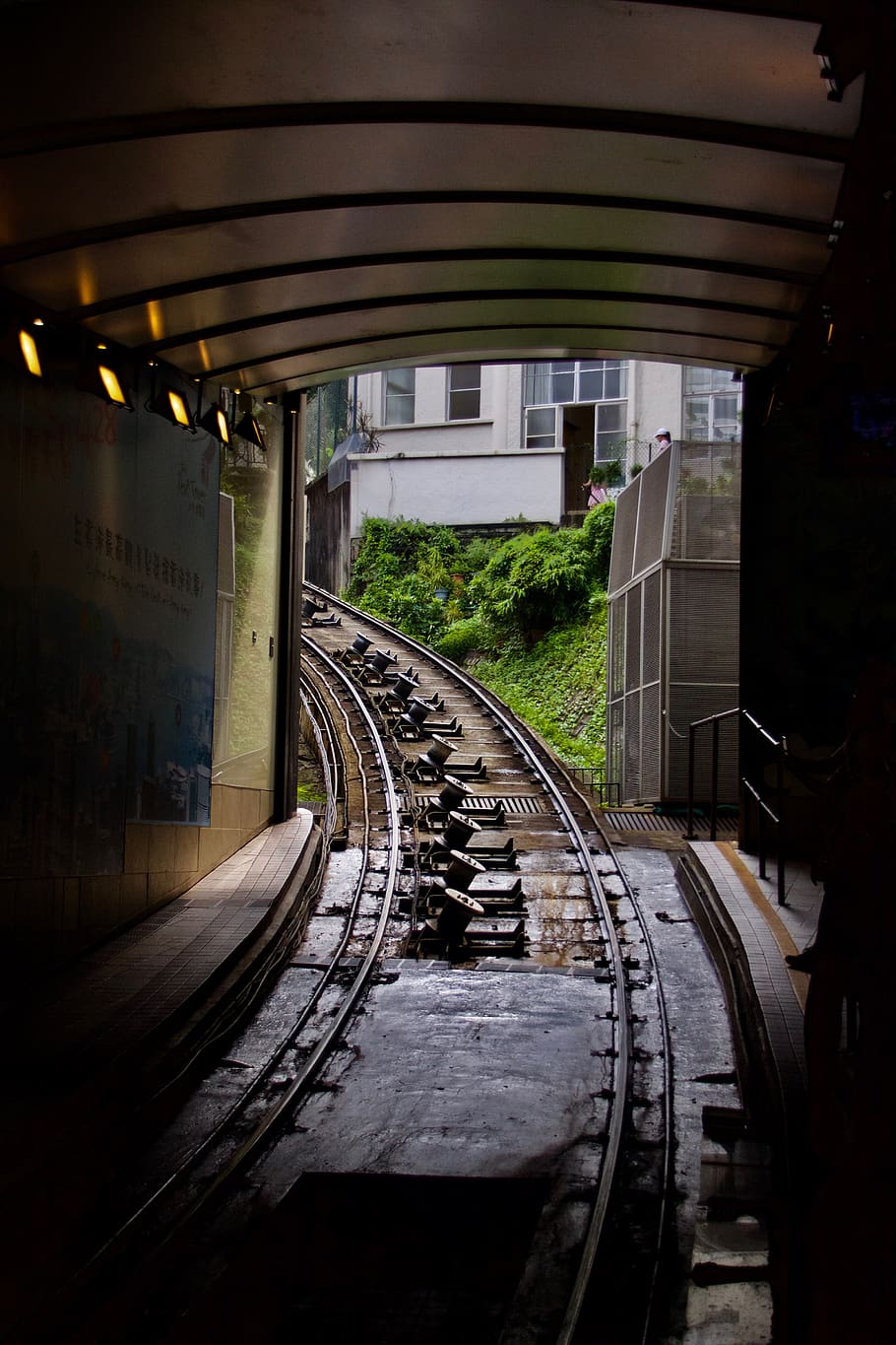 rails de tren, durant el dia, ferrocarril, pista de tren, rail, transport, hong kong, victoria peak, tren, tramvia, arquitectura, llum, carretera, festa, estiu, espai negatiu, el capitalisme, tecnologia, urbà, alçada, fosc, transport per ferrocarril, pista, vies del ferrocarril, manera de transport, transport públic, tren - vehicle, estructura construïda, cap gent, dia, viatjar, naturalesa, a l'aire lliure, estació de ferrocarril, plataforma d’estació de ferrocarril, corba, connexió, arribada, pati de maniobra, 4K