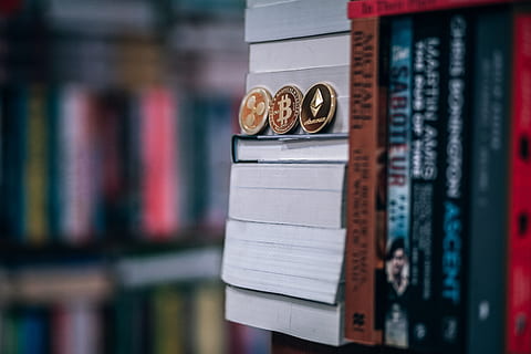 magnificamente, artigianale, placcato oro, monete di criptovaluta, posto, libri, illustrazione, acquistare, scuola, cryptocurrencies., libro, pubblicazione, formazione scolastica, in casa, concentrarsi sulle conoscenze acquisite, testo, nessuno, carta, avvicinamento, messa a fuoco selettiva, comunicazione, Aperto, attività commerciale, letteratura, legno - materiale, pagina, saggezza, mensola, bloc notes, competenza, 5K, CC0, dominio pubblico, privo di copyright