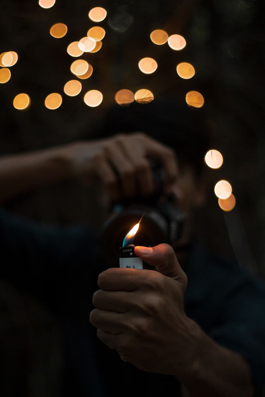 person, bedrift, tændte, engangs, lighter, flamme, hånd, makro, outdoorchallenge, brænding, ild, belyst, brand - naturligt fænomen, menneskelig hånd, nat, fokus på forgrunden, varme - temperatur, menneskelig kropsdel, glødende, livsstil, en person, tæt på, natur, indendørs, fest, 5K