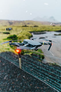 grå, drone, flygning, luftfartøy, warplane, fly, kjøretøy, transport, bomber, island, jetfly, flying, vann, gjerde, fotografering, innsjø, elv, natur, gress, fjell, iphone, bakgrunns, fokusere på forgrunnen, dag, ingen folk, sikkerhet, teknologi, selektiv fokusering, transportmiddel, felt, nærbilde, utendørs, land, metall, himmel, sykkel, på rad, 4K, CC0, offentlig domene, opphavsrett gratis
