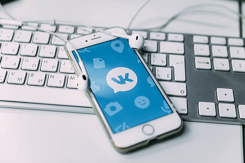 ordinateur, iphone, La technologie, l'Internet, clavier, iphone8, vk, vkontakte, des médias sociaux, réseaux sociaux, blanc, équipement informatique, Technologie sans fil, clavier d'ordinateur, la communication, lien, portable, réseau informatique, partie informatique, clé d'ordinateur, à l'intérieur, fermer, dispositif d'information portable, personne, bleu, nombre, symbole, bouton poussoir, le consumérisme, 5K, CC0, domaine public, libre de droits