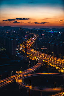 route, intersection, façon, bâtiment, pont, Autoroute, dépasser, animal, oiseau, en plein air, la nature, paysage, vue aérienne, macadam, asphalte, ciel, le coucher du soleil, Aube, ciel rouge, ville, illuminé, architecture, longue exposition, transport, structure construite, nuit, extérieur du bâtiment, sentier lumineux, la vitesse, rue, mouvement, vue grand angle, mouvement flou, la vie en ville, paysage urbain, trafic, personne, autoroute à voies multiples, pont - structure artificielle, extérieur d'immeuble de bureaux, gratte ciel, moderne, 2K, CC0, domaine public, libre de droits
