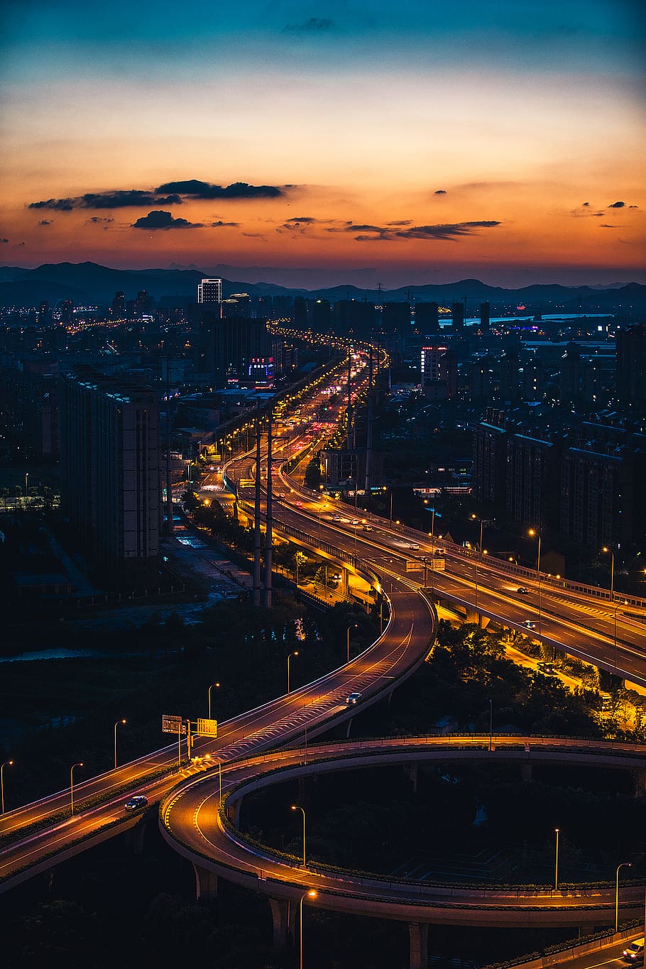 carretera, intersecció, manera, edifici, pont, pas superior, animal, ocell, a l'aire lliure, naturalesa, paisatge, vista aèria, asfalt, cel, posta de sol, alba, cel vermell, ciutat, il·luminat, arquitectura, exposició llarga, transport, estructura construïda, nit, exterior de l'edifici, sender lleuger, velocitat, carrer, moviment, vista d’angle alt, moviment borrós, vida de ciutat, paisatge urbà, trànsit, cap gent, autopista de carrils múltiples, pont - estructura feta per l'home, exterior d’edifici d’oficines, gratacels, modern, 2K