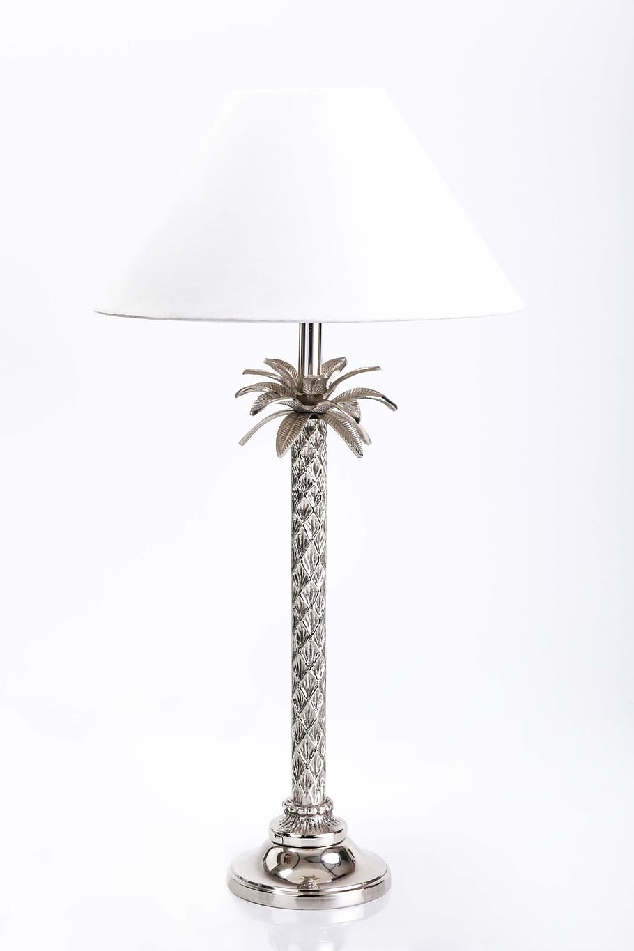 gris, llum de taula de metall, blanc, ombra de llum de con, llautó, creatiu, decoració, disseny, elegant, família, artesanal, casa, decoració de la llar, disseny d'interiors, llum, pantalla de llum, modern, cap gent, a l'interior, tir de l'estudi, sol objecte, primer pla, fons blanc, natura morta, tallar, naturalesa, còpia espai, metall, equips d’il·luminació, foc, Color blanc, flama, taula, cremant, foc - fenomen natural, 5K
