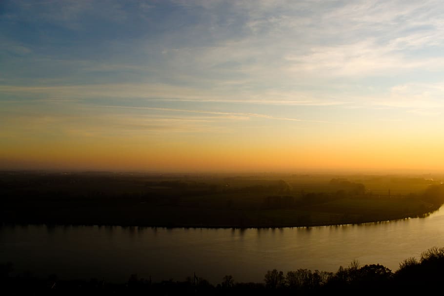 Sonnenuntergang, Abend, Dämmerung, Fluss, Wolken, Himmel, das malerische, Szenen - Natur, Wasser, ruhige Szene, Schönheit in der Natur, Ruhe, Natur, wolke - himmel, Reflexion, See, keine Leute, idyllisch, Silhouette, Baum, Ufergegend, Nicht-städtische Szene, Pflanze, Umgebung, 4K