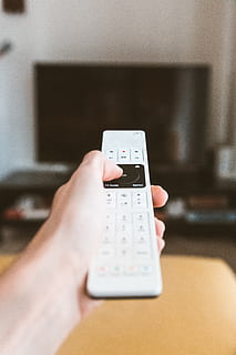 weiße Fernbedienung, Steuerung, Hand, Fernbedienung, menschliche Hand, eine Person, menschliches Körperteil, echte Menschen, drinnen, halten, Technologie, Kommunikation, kabellose Technologie, Lebensstile, Telefon, Wohngebäude, Mobiltelefon, Verbindung, Finger, Fokus auf den Vordergrund, menschlicher Finger, nicht erkennbare Person, 5K, CC0, gemeinfrei, lizenzfrei