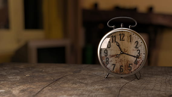 rellotge, vell, taula, veure, temps, alarma, material de fusta, a l'interior, despertador, cap gent, primer pla, antiguitat, rellotge de mà, centrar-se en primer pla, enfocament selectiu, fusta, habitació domèstica, estil retro, nombre, Minuta, fosc, gra de fusta, 4K, CC0, domini públic, lliure de regalies