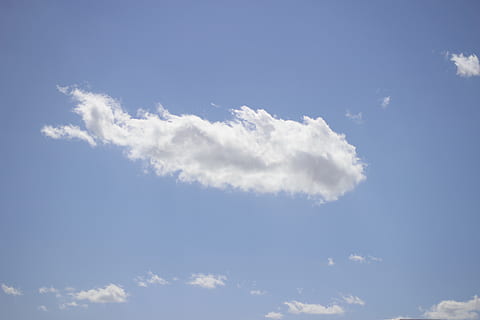 ciel, nuage, bleu, nuage - ciel, cloudscape, arrière-plans, paysages - nature, la nature, atmosphère, paradis, duveteux, personne, beauté dans la nature, lumière du soleil, tranquillité, journée, vent, idyllique, en plein air, météorologie, douceur, climat, brillant, 2K, CC0, domaine public, libre de droits