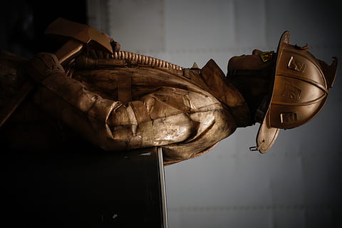 brandweerman staat, kleding, helm, menselijk, persoon, brandweerman, harde hoed, hoed, cowboyhoed, zonnehoed, metropolis, stedelijk, gebouw, stad-, stad, arbeider, jas, label, tekst, sticker, geen mensen, vertegenwoordiging, beeldhouwwerk, schoen, kunst en ambacht, binnenshuis, architectuur, menselijke representatie, focus op de voorgrond, detailopname, creativiteit, hout - materiaal, dag, standbeeld, opknoping, ingebouwde structuur, huisdieren, 5K, CC0, publiek domein, royaltyvrij