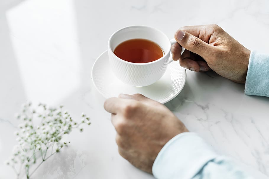 fons, begudes, trencar, netejar, primer pla, acollidor, tassa, diàriament, beure, earl grey, te anglès, gaudint, flor, fresc, mà, celebració, beguda calenta, estil de vida, marbre, al matí, net, persona, refrescant, mà humana, menjar i beguda, part del cos humà, una persona, a l'interior, cafè, refresc, homes, tassa de cafè, vista d’angle alt, cafè - beguda, taula, te, te - beguda calenta, tassa de te, vaixella, 5K