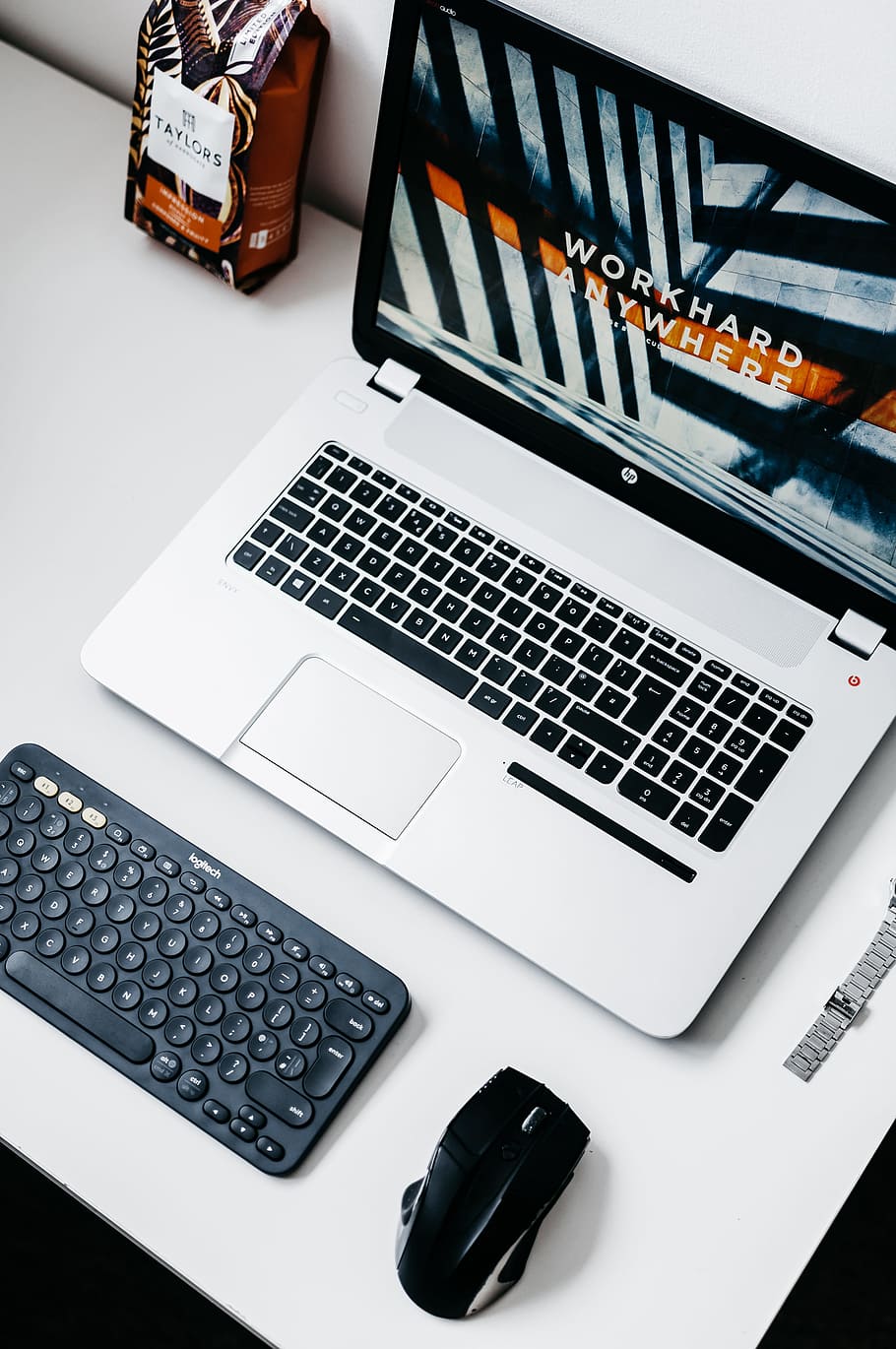portàtil, teclat, ratolí, ordinador, cafè, espai de treball, pis pla, tecnologia, creatiu, oficina, gadget, mínim, netejar, blanc, veure, Taylor, hp, arxiu de treball en qualsevol lloc, logitech, teclat d’ordinador, negocis, escriptori, monitor d’ordinador, PC, equipament, Internet, taula, PC d'escriptori, dades, treball, 4K