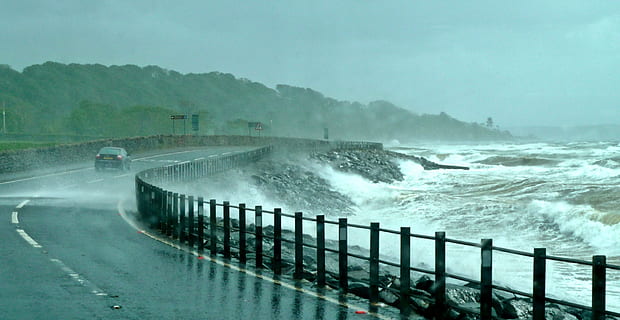 tempesta, mare, drammatico, onde, vento, paesaggio marino, pioggia, acqua, tempo metereologico, spray, movimento, natura, nessuno, onda, all'aperto, bellezza nella natura, mezzi di trasporto, ringhiera, strada, nebbia, potere in natura, barriera, scenics - natura, energia, spruzzi, cielo, giorno, 2K, CC0, dominio pubblico, privo di copyright