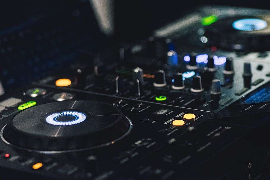 poc profund, focalitzar la fotografia, negre, controlador dj, mesclador d'àudio, primer pla, consola, controlador, detall, dj mixer, electrònica, equipament, instrument, comandaments, llums led, barrejar, mesclador, panell de barreja, panell, controls de diapositives, mesclador de so, commutadors, tecnologia, música, control, equip de gravació de so, perilla, equip d’àudio, nit, taula giratòria, panell de control, cultura i entreteniment artístic, registre, discoteca, cap gent, centrar-se en primer pla, enfocament selectiu, estudi, vida nocturna, barreja, equipament elèctric, 5K
