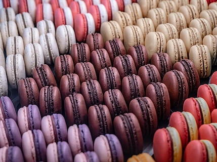 Macaroons al cioccolato, grande gruppo di oggetti, di fila, cibo, cibo e bevande, scelta, nessuno, natura morta, amaretto, fotogramma intero, abbondanza, multicolore, variazione, freschezza, avvicinamento, messa a fuoco selettiva, in casa, in vendita, preparativi, sfondi, Al dettaglio, ordine, esposizione al dettaglio, tentazione, cibo francese, 4K, CC0, dominio pubblico, privo di copyright