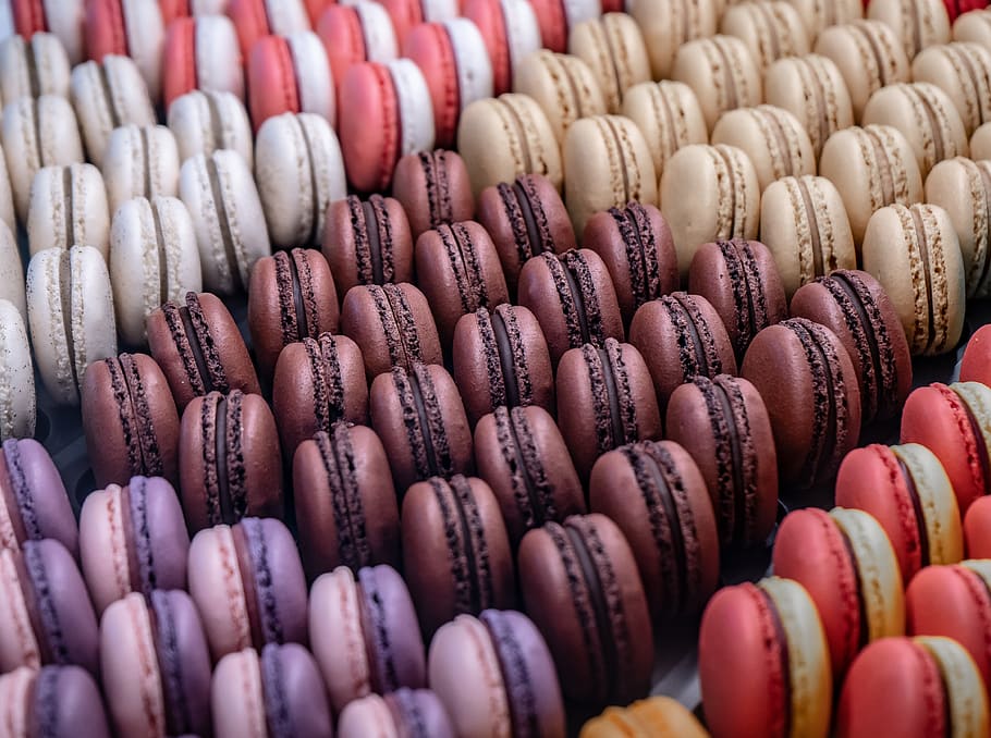 macarrons de xocolata, gran grup d'objectes, en fila, menjar, menjar i beguda, elecció, cap gent, natura morta, macarró, marc complet, abundància, multicolor, variació, frescor, primer pla, enfocament selectiu, a l'interior, a la venda, arranjament, fons, venda al detall, ordre, visualització al detall, temptació, menjar francès, 4K