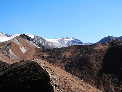 montanha marrom, natureza, montanha, ao ar livre, estrada de terra, cascalho, estrada, inclinação, Índia, ladakh, gelo, cadeia de montanhas, chão, neve, Leh Ladakh, pico, caminhada, geleira, caminhar, scenics - natureza, céu, beleza na natureza, cena tranquila, meio Ambiente, tranquilidade, panorama, cena não urbana, ninguém, céu limpo, dia, azul, idílico, controlo remoto, temperatura fria, inverno, Pico da montanha, montanha coberta de neve, clima, formação, clima árido, 2K, CC0, domínio público, royalty free