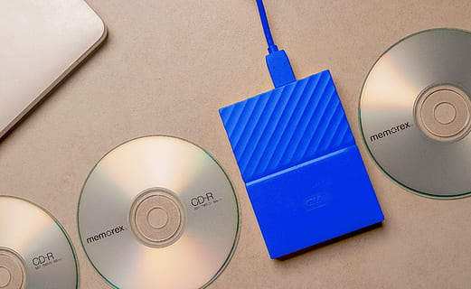 počítač, disk, digitální, úložný prostor, pevný disk, papír, podnikání, studio shot, modrý, nikdo, tvar, uvnitř, kruh, sdělení, dokument, detail, geometrický tvar, vysoký úhel pohledu, technologie, kontejner, kancelář, úspěch, přímo nad, spojení, 4K, CC0, veřejná doména, bez autorských práv